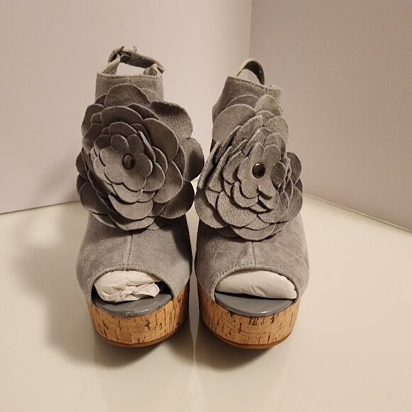 Lui Chung Grey Suede Floral Wedge Sandals - Picture 4 of 8